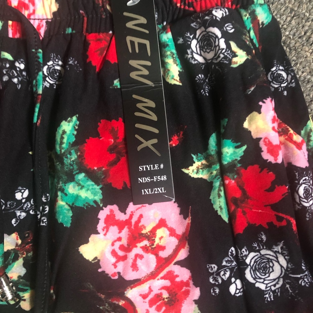 NWT Black and red floral dolphin shorts - Picture 2 of 4